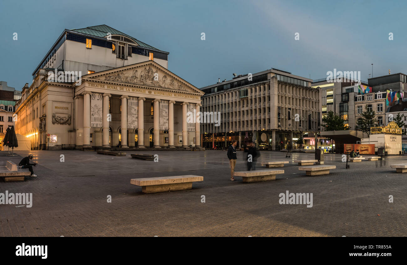 Brüsseler Altstadt/Belgien - 05 22 2019: Die La Monnaie-De Munt Oper und Platz mit ein paar Leute sitzen auf konkrete Bänke Stockfoto