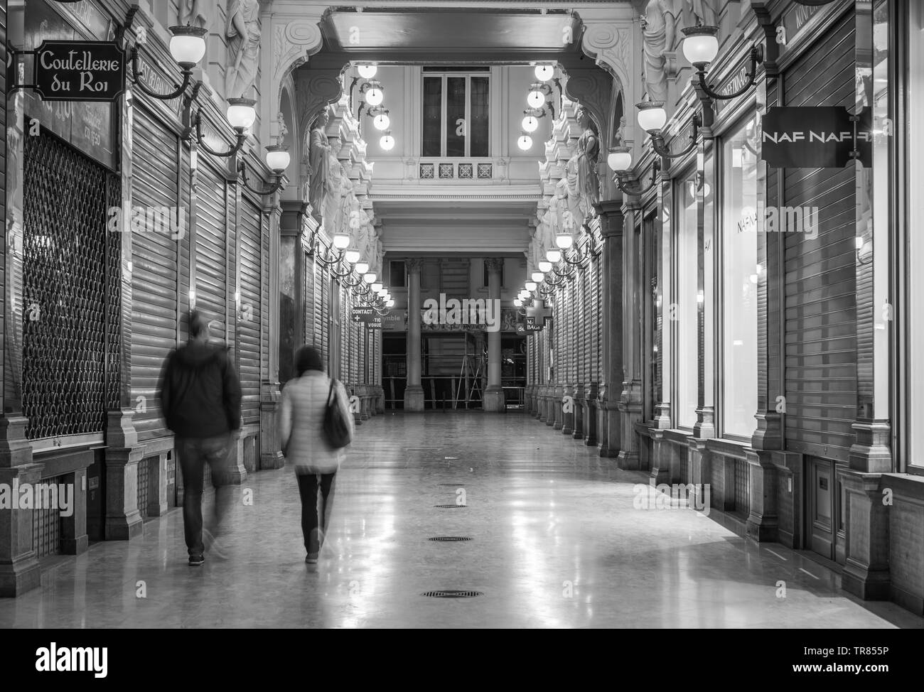 Brüsseler Altstadt/Belgien - 05 22 2019: Paar zu Fuß durch die leere Leere Passage du Nord - Noorddoorgang bei Nacht Stockfoto