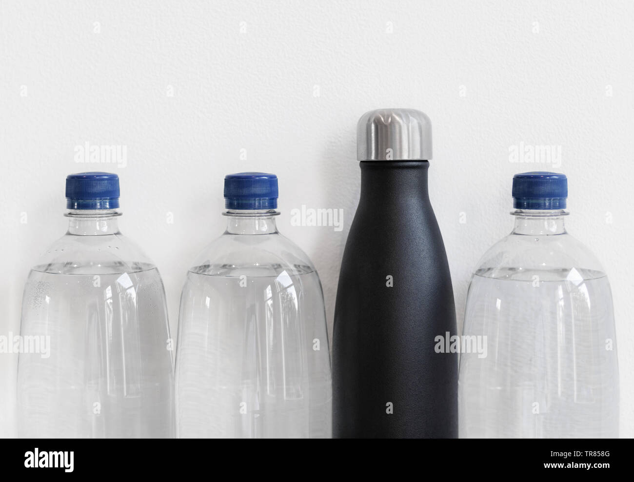 Plastikflaschen und Mehrwegflasche aus Edelstahl. Kunststoff freie alternative Konzept, mit kopieren. Stockfoto