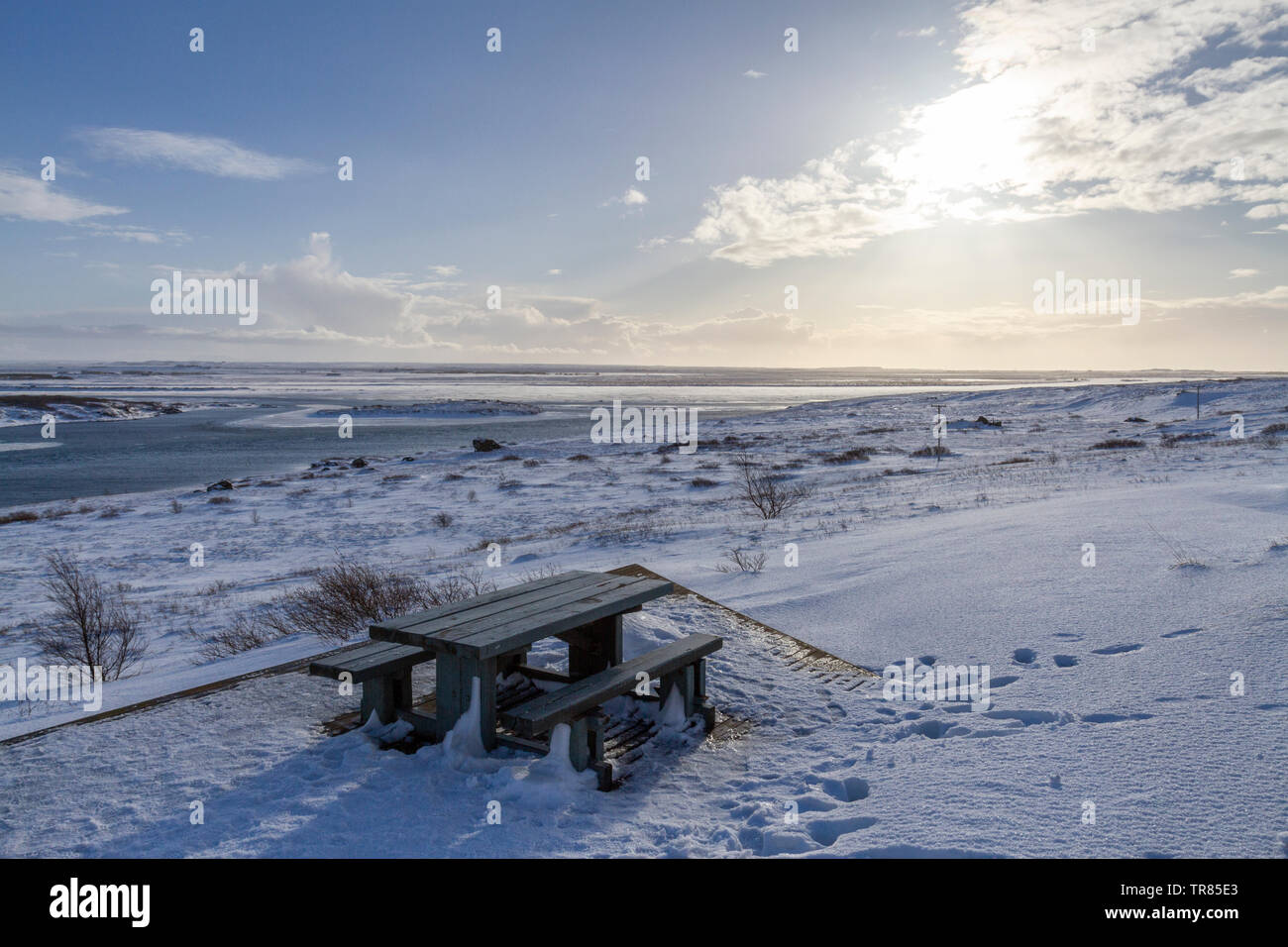 Die atemberaubende Straße Blick aus der Nähe suchen Ingolfsfjall SE über das Tal des Flusses Ölfusá in Richtung der untergehenden Sonne, Reykjavik, Island. Stockfoto