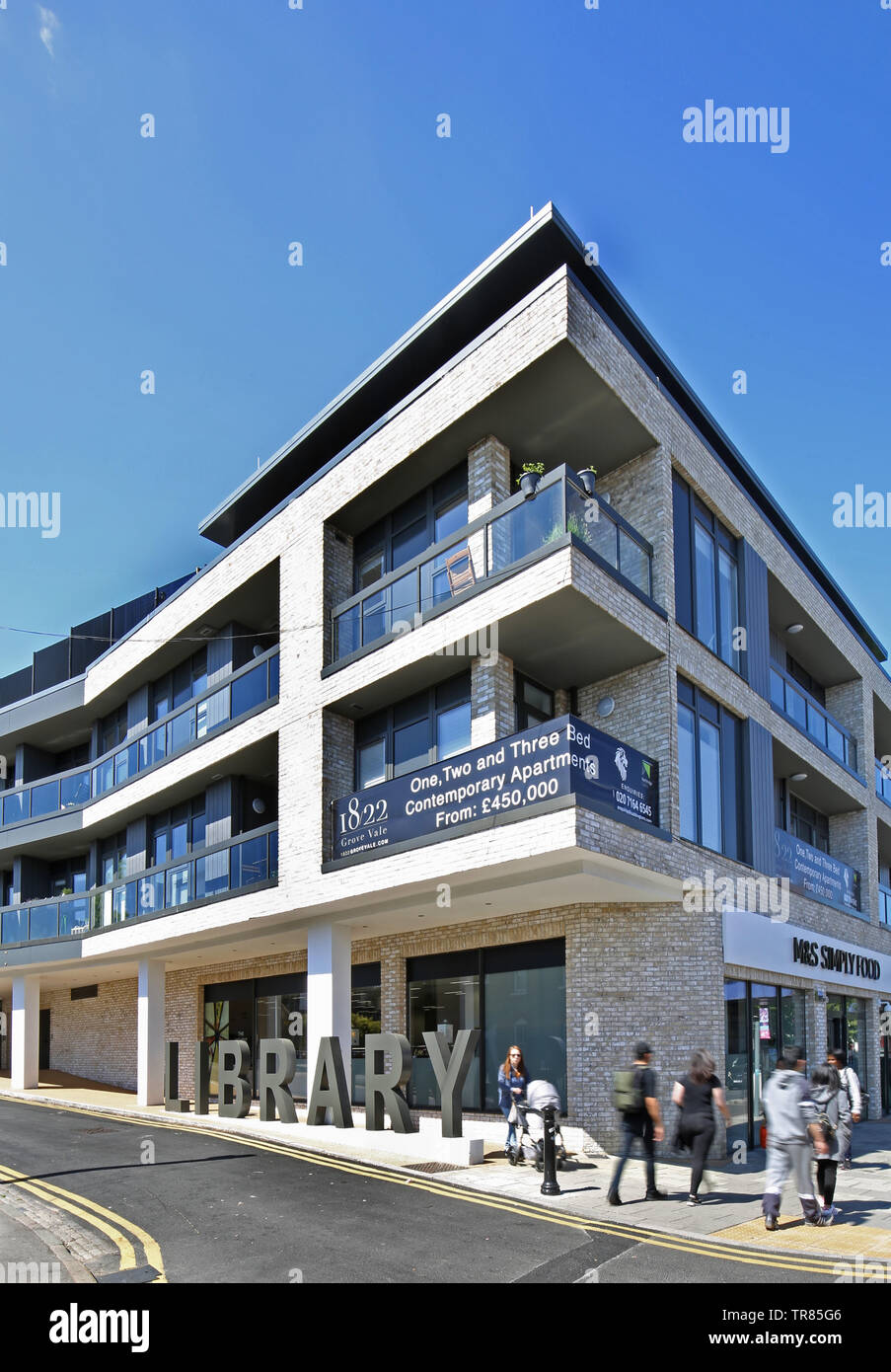 Neue Entwicklung neben East Dulwich Station integriert neue Bibliothek, M&s Food Store und Apartments. Stockfoto