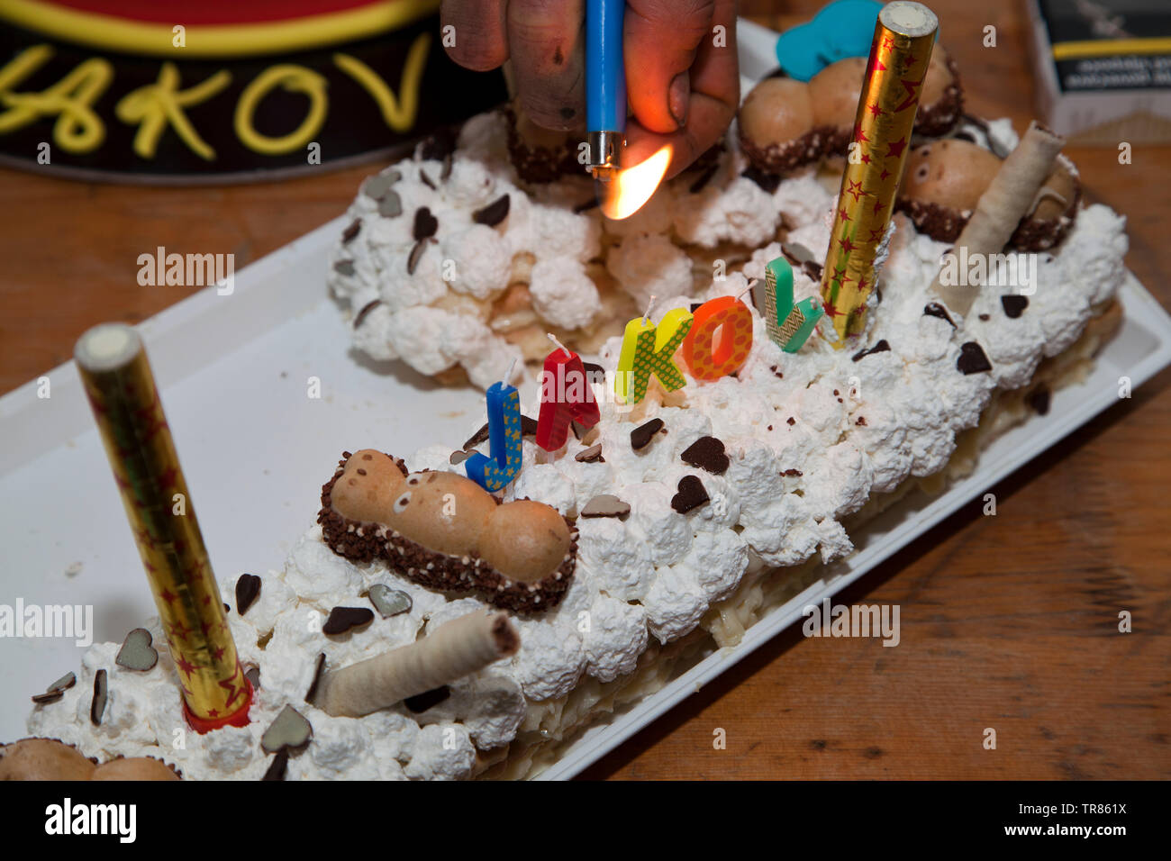 Geburtstagskuchen, auf einem Holz Tisch dekoriert Stockfoto