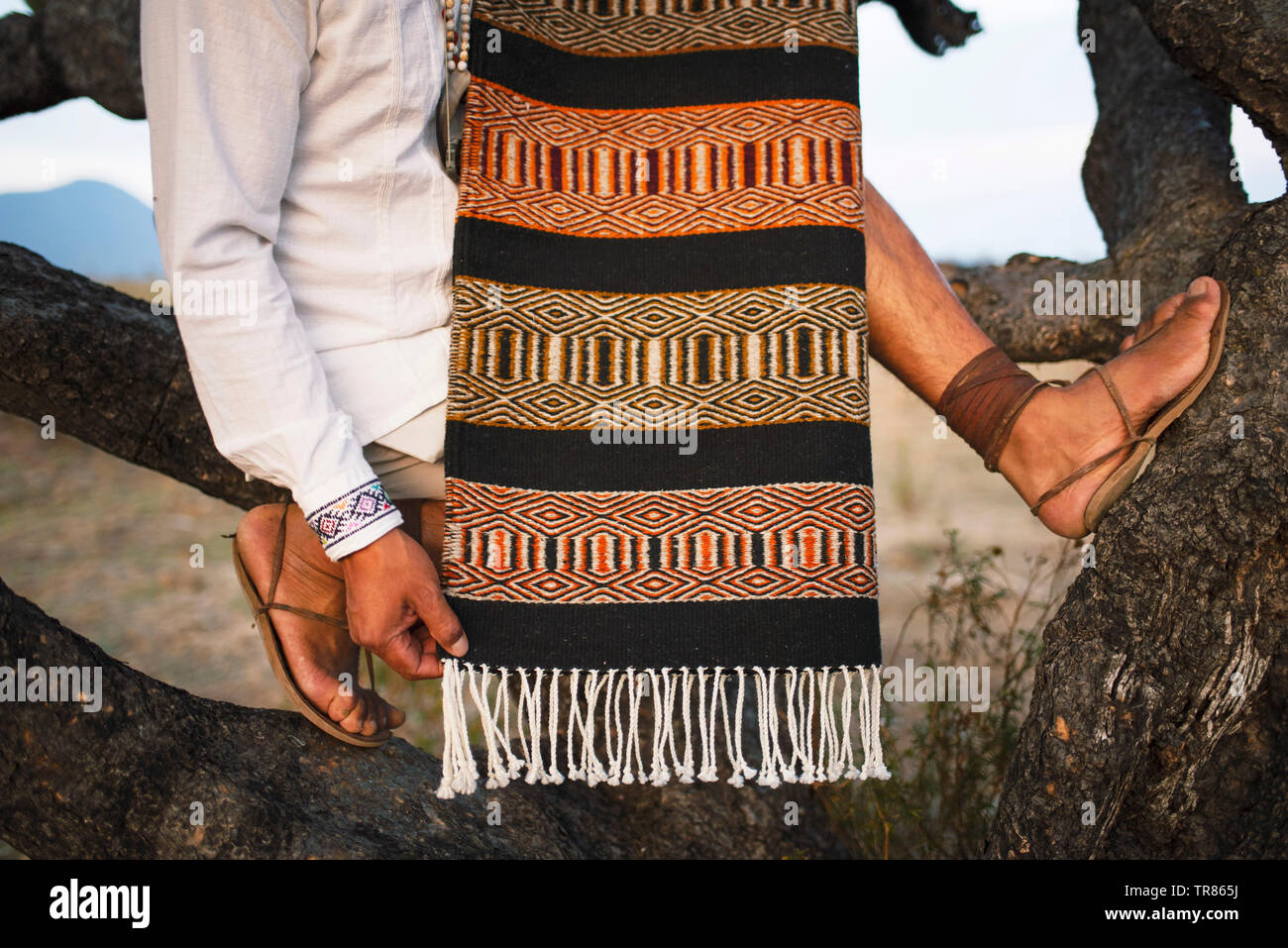 Mann hält Zapotec handgewebten Teppich. Teotitlan del Valle, Oaxaca, Mexiko. Mai 2019 Stockfoto