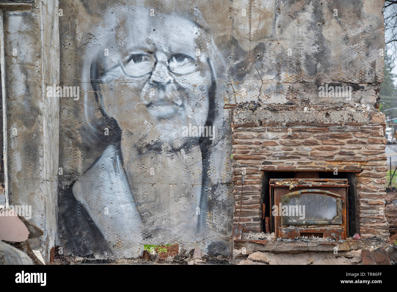 Graffiti Künstler Shane Grammer malt Porträts in der Asche aus dem Paradies CA Lagerfeuer Stockfoto