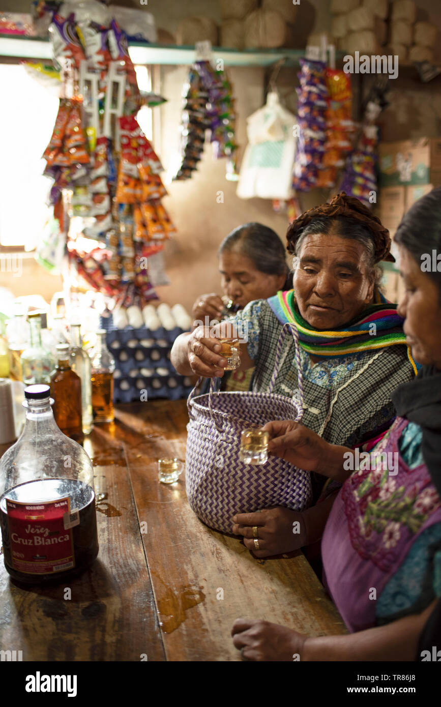 Die lokale Tradition der Zapoteken Dorfbewohner den Tag mit einem Schuss von Mezcal zu starten. Frauen nur bar in Teotitlan del Valle, Oaxaca, Mexiko. Mai 2019 Stockfoto