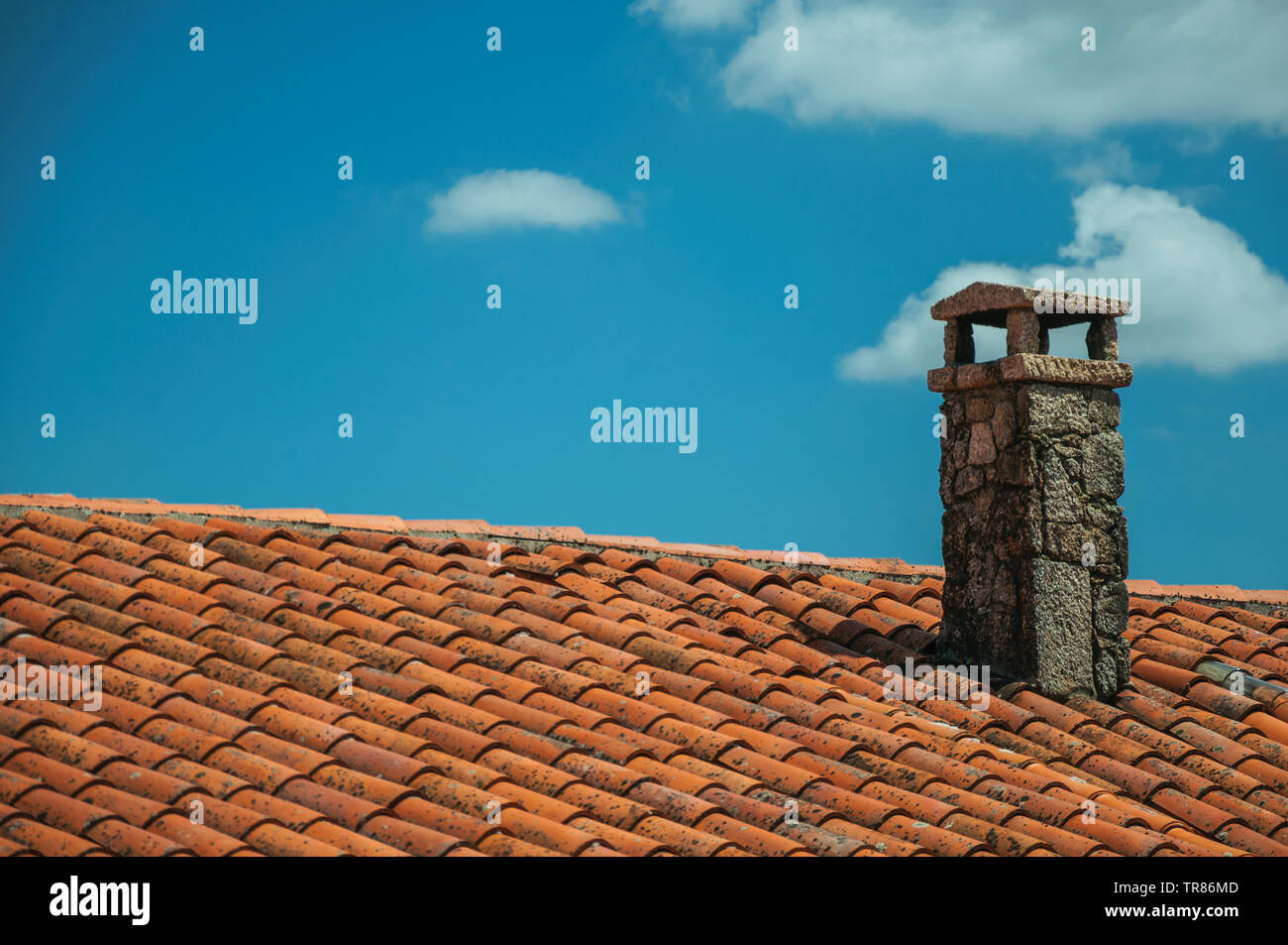 Auf dem Dach von clay Schindeln bedeckt von einem alten Haus aus Stein und Schornsteine auf sortelha. Eine erstaunliche und gut erhaltene mittelalterliche Weiler in Portugal. Stockfoto