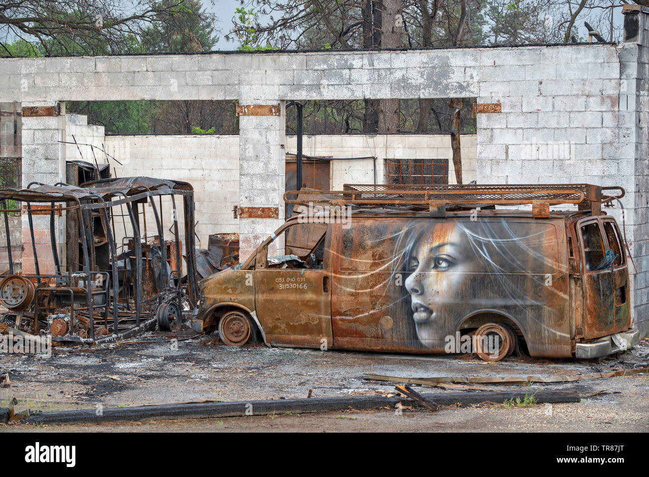 Graffiti Künstler Shane Grammer malt Porträts in der Asche aus dem Paradies CA Lagerfeuer Stockfoto