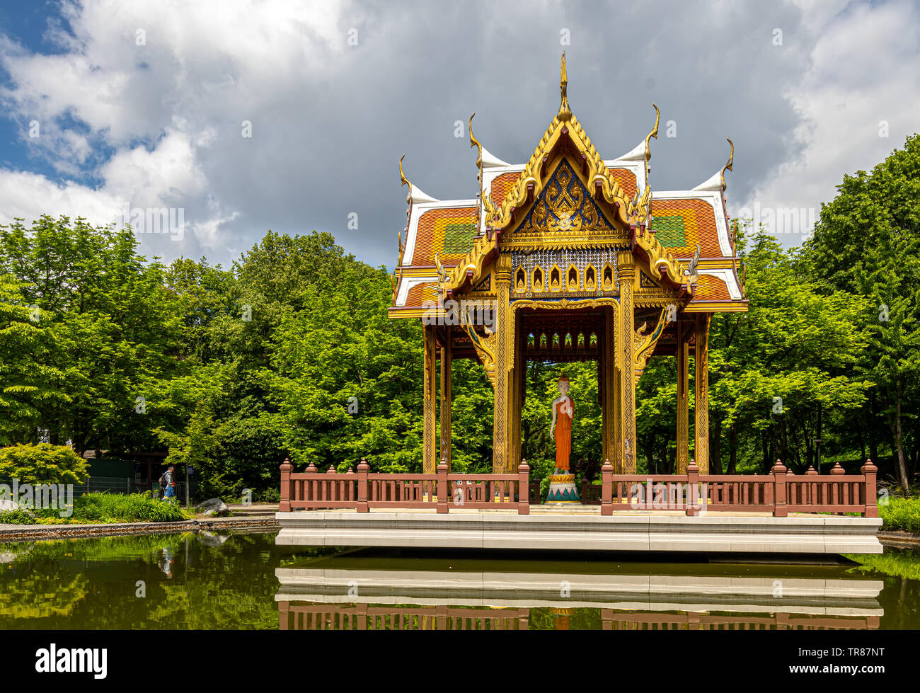 Chinesischer Pavillon mit Buddha Statue im Münchner Westpark, Bayern reisen Stockfoto