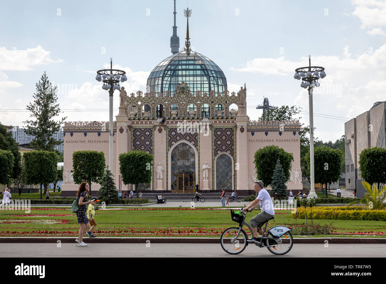 Anzeigen von Kasachstan Pavillon (Nummer 11) auf VDNKh Messegelände in Moskau, Russland Stockfoto
