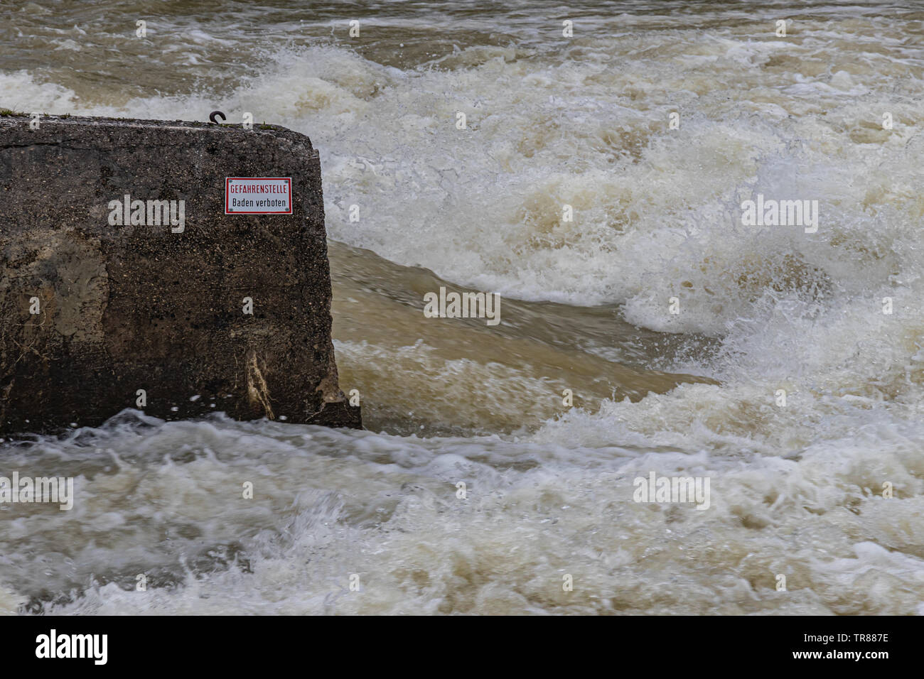 Flut Flut in Isar mit Insel namens Flaucher, München Deutschland Stockfoto