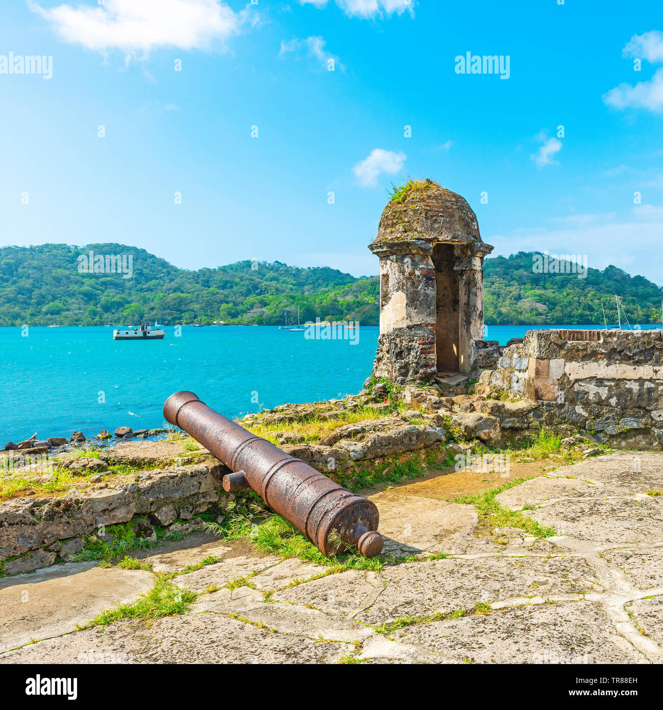 Spanische Festung mit Turm und Kanone schießen über Portobelo Bucht durch das Karibische Meer Die spanischen Zollbehörden Übergriffe durch Piraten, Panama zu schützen. Stockfoto