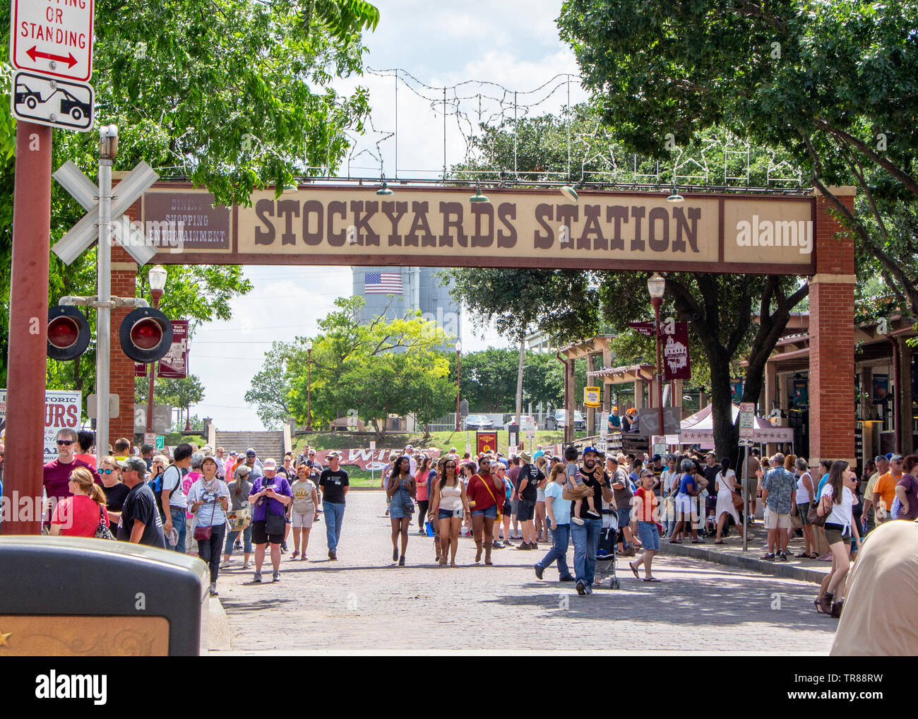 Fort Worth, Texas - 24. MAI 2019: Stockyards Station, belebten Straße warten Vieh Ereignis führen. Stockfoto