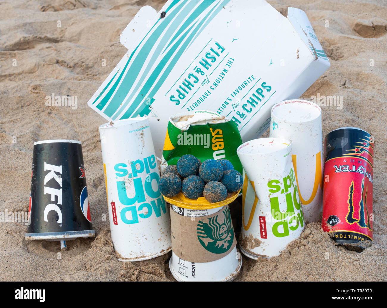 Müll, einschließlich TAPROGGE-Bälle, die am Seaton Carew Beach in England gesammelt wurden. VEREINIGTES KÖNIGREICH Stockfoto