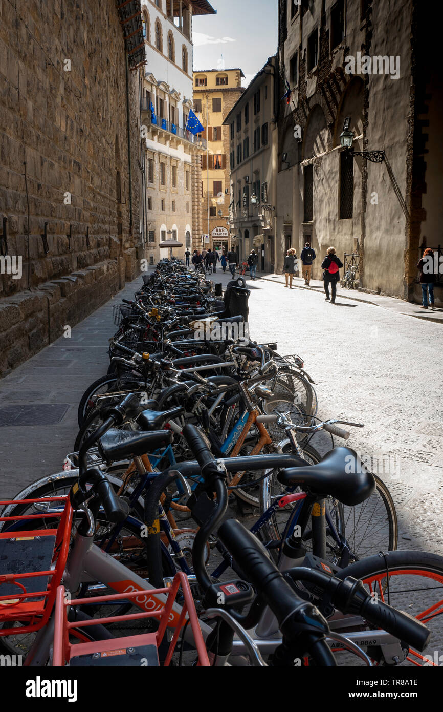 Fahrräder in Florence Street Stockfoto