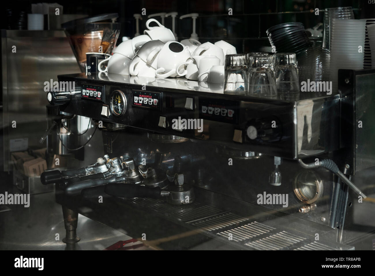 Gewerbliche Espressomaschine in Cafe - hinter der Theke Stockfoto