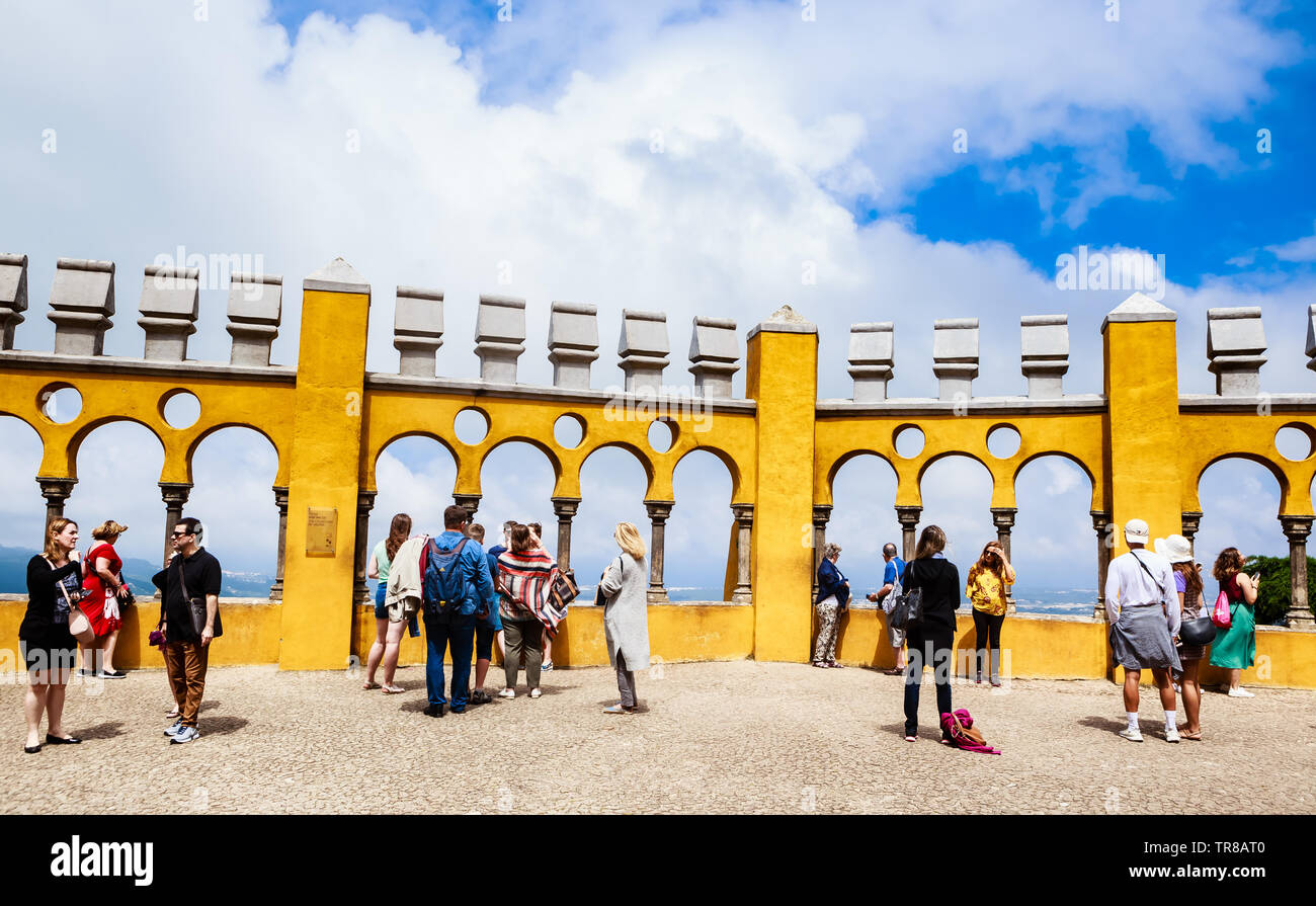 Eine Terrasse des Palacio da Pena, im 19. Jahrhundert erbaut, im Wald oberhalb von Sintra. Ein UNESCO Weltkulturerbe. Portugal Stockfoto