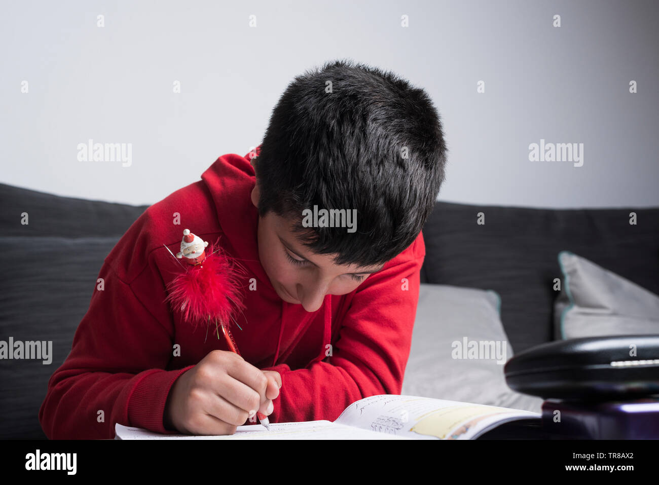 UK, Schüler (11-12) arbeiten auf seine Hausaufgaben Stockfoto