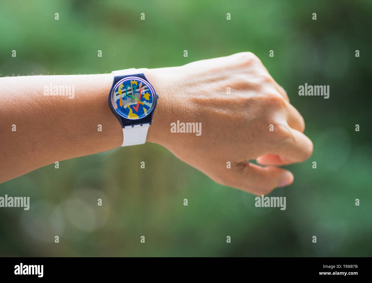 Frau tragen bunte 1990 den Swatch Armbanduhr mit weißem Band prüfen  Stockfotografie - Alamy