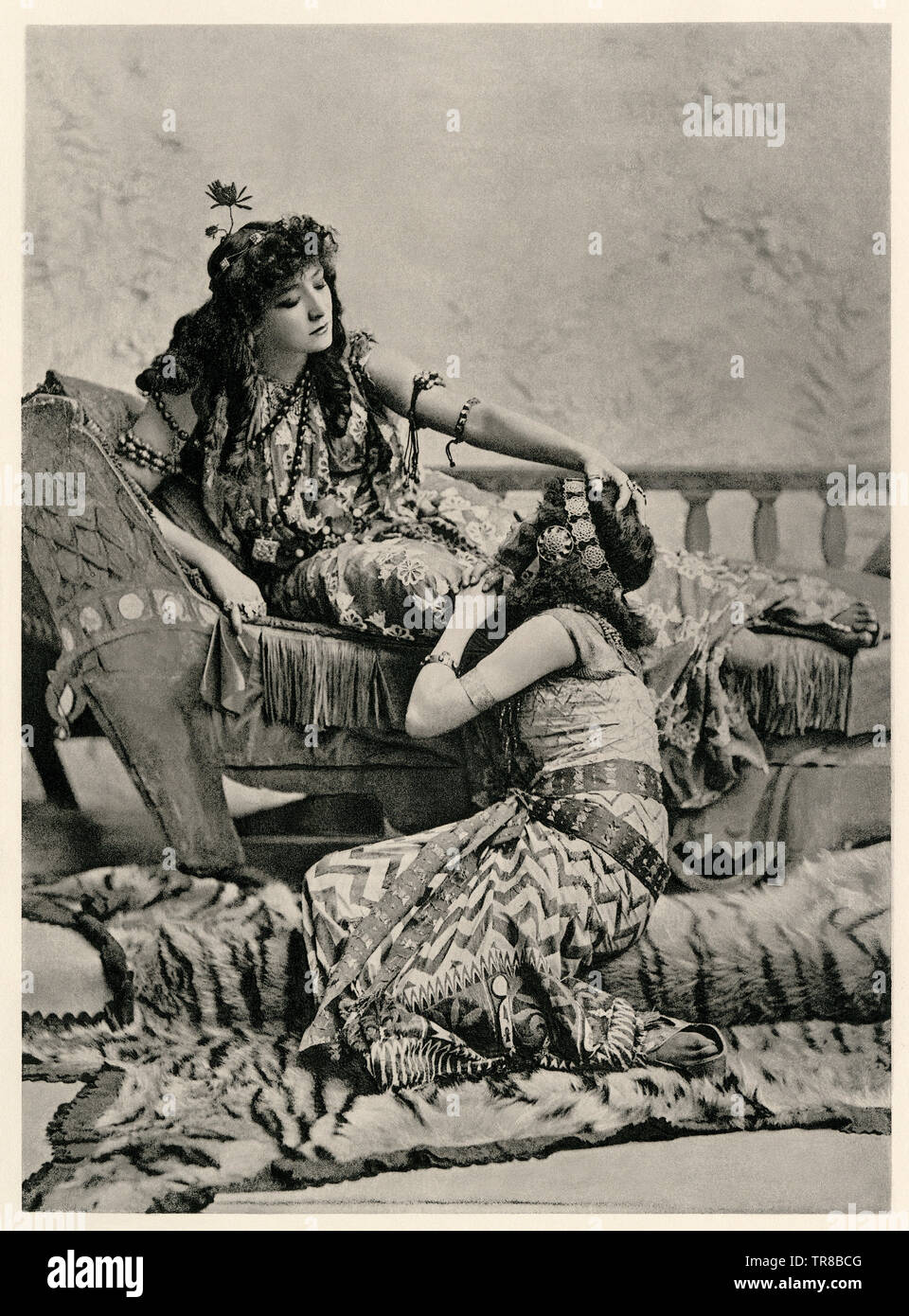 Sarah Bernhardt als Cleopatra in Shakespeares Antonius und Cleopatra, Paris, 1890. Photogravure Stockfoto