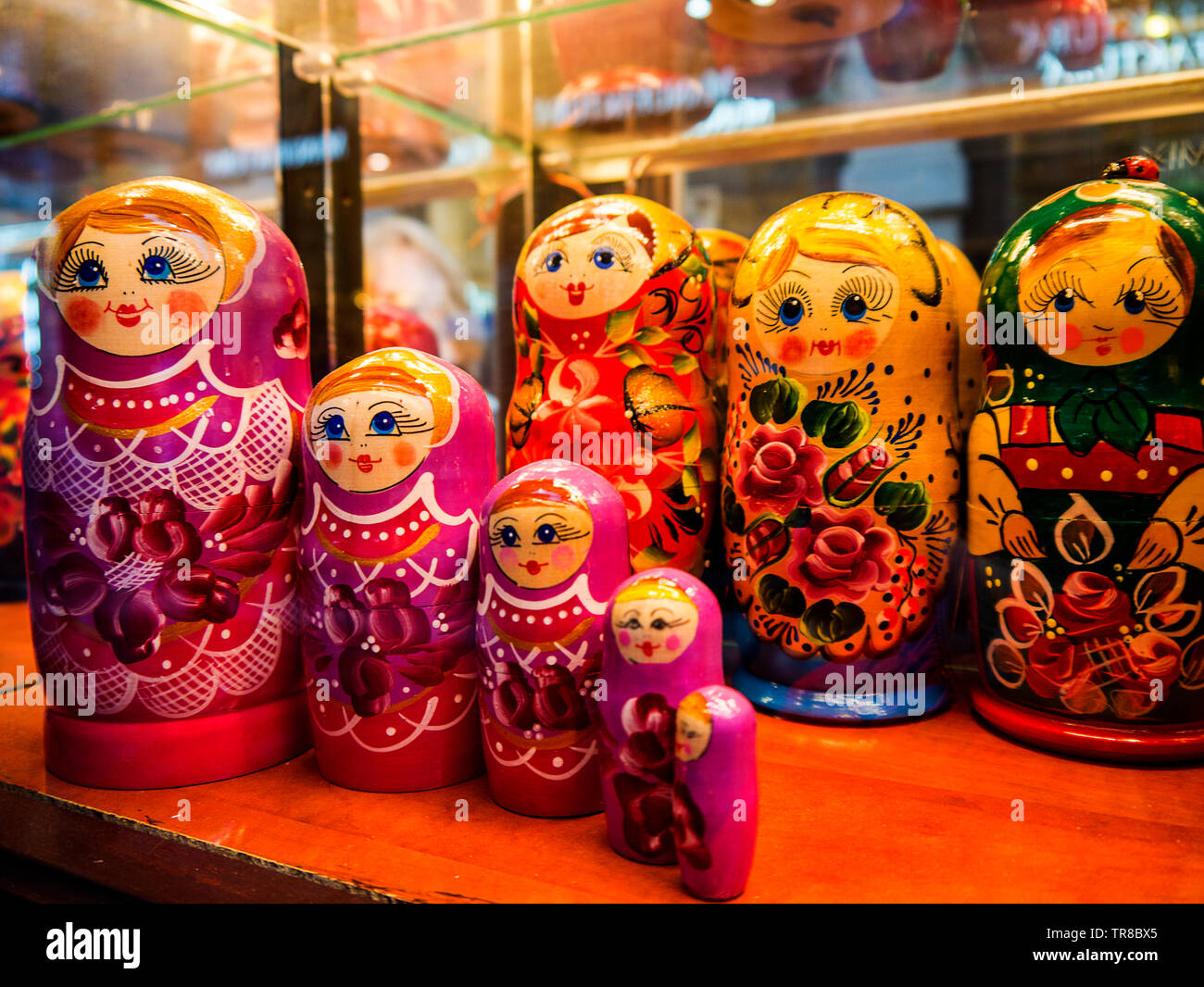 Nesting Dolls sind die bekanntesten und beliebtesten aller Russischen und Osteuropäischen Souvenirs. Manchmal Babuschka Puppen genannt Stockfoto