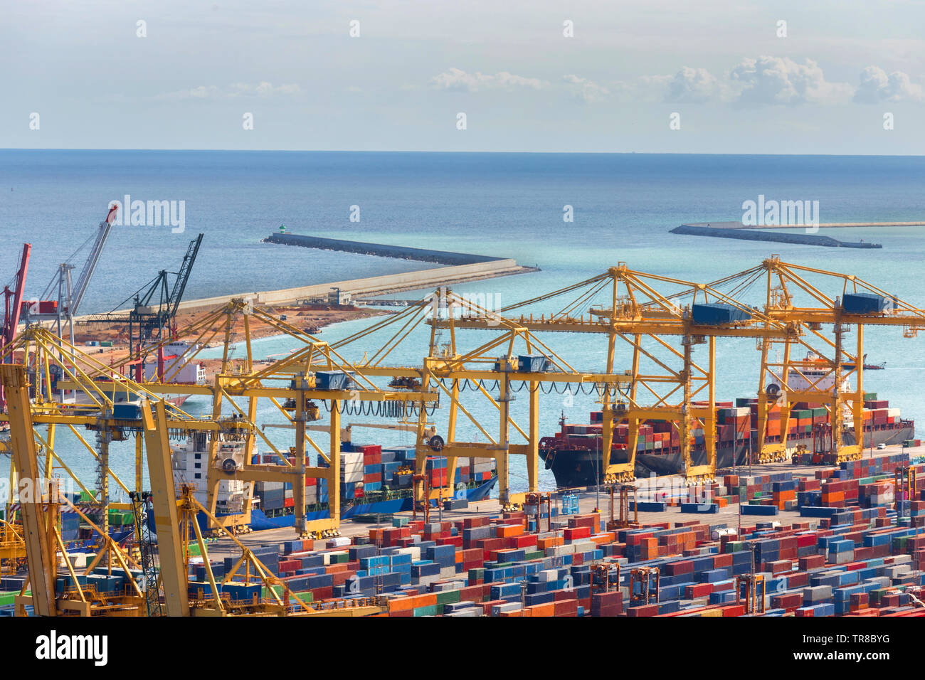 Container Hafen sauber mit dem Ozean Stockfoto