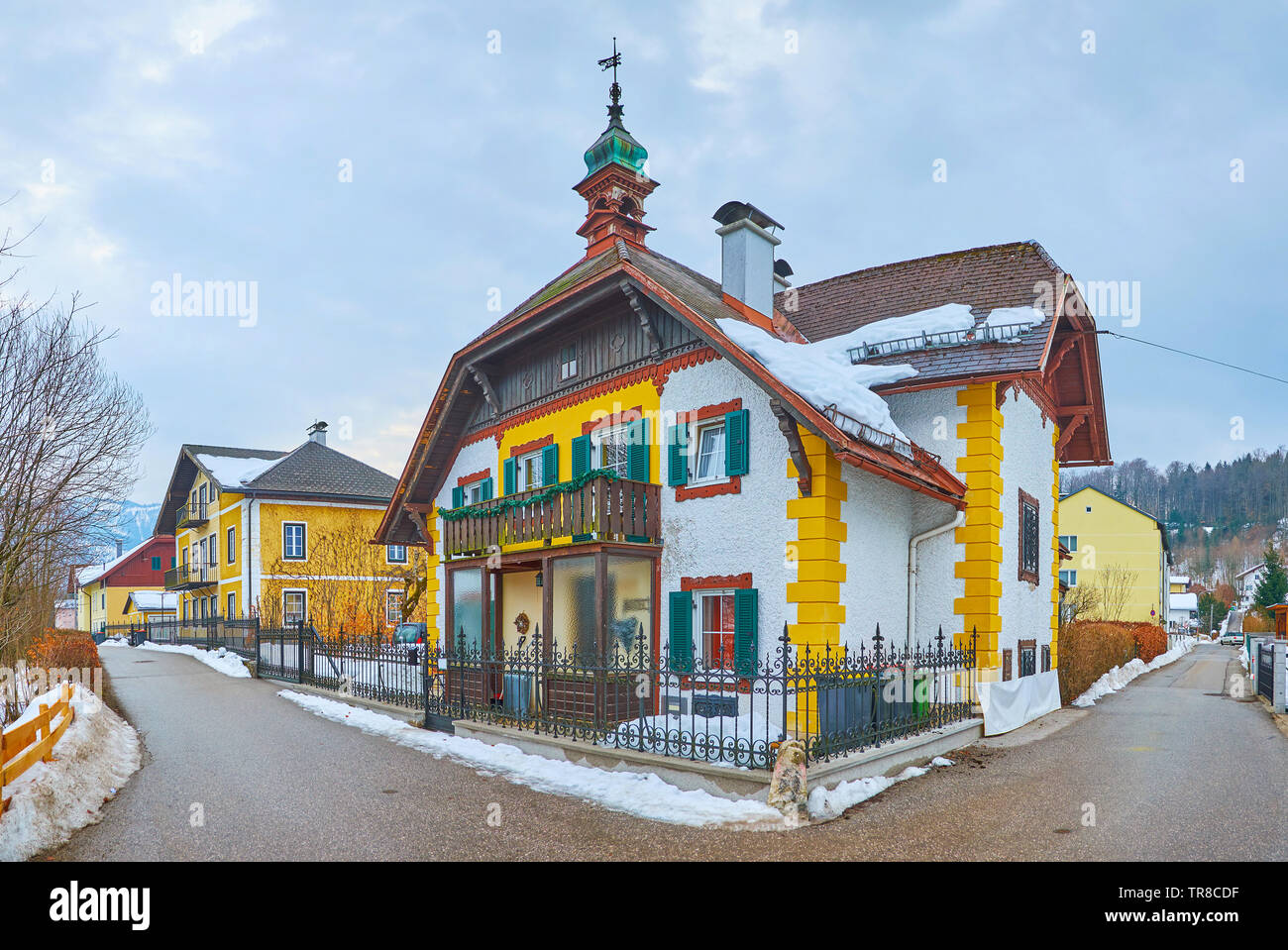 Die farbenfrohen traditionellen Haus mit geschnitzten hölzernen Balkon, Dach und verzierten Kamin, Bad Ischl, Salzkammergut, Österreich. Stockfoto