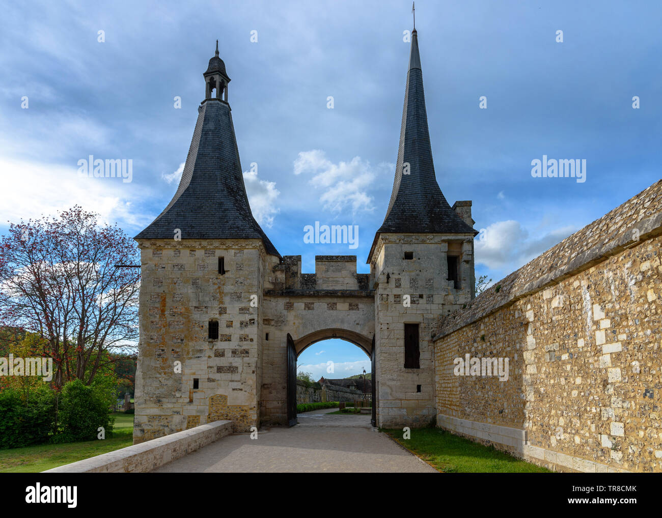 Das Tor, das als Eingang zu Bec Abtei in Le Bec-Hellouin an einem sonnigen Frühlingstag dient Stockfoto