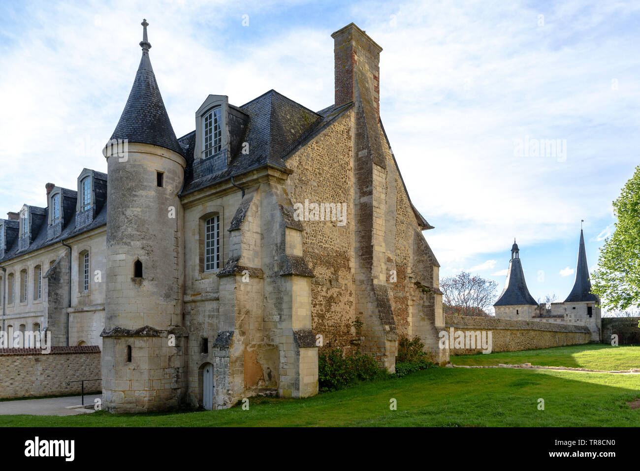 Teil der Abtei von Bec in Le Bec-Hellouin, Normandie, Frankreich, an einem sonnigen Frühlingstag Stockfoto