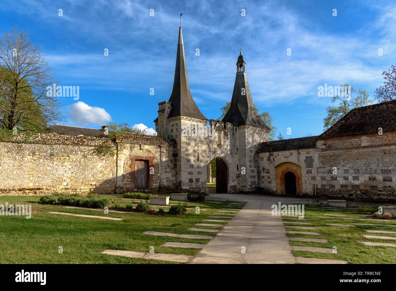 Das Tor, das als Eingang zu Bec Abtei in Le Bec-Hellouin an einem sonnigen Frühlingstag dient Stockfoto