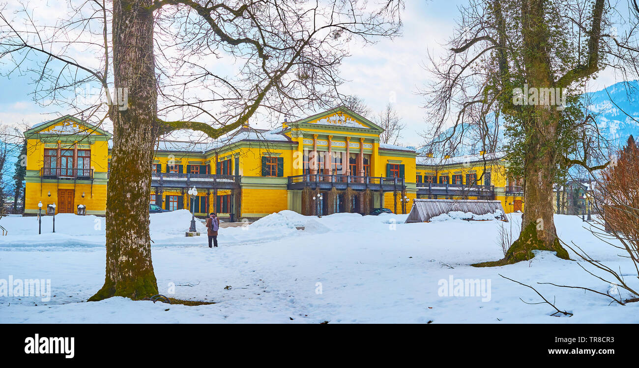 BAD ISCHL, Österreich - Februar 20, 2019: Der Spaziergang im Winter Kaiserpark mit Blick auf die klassischen Kaiservilla hinter den Bäumen, am 20. Februar in Ba Stockfoto