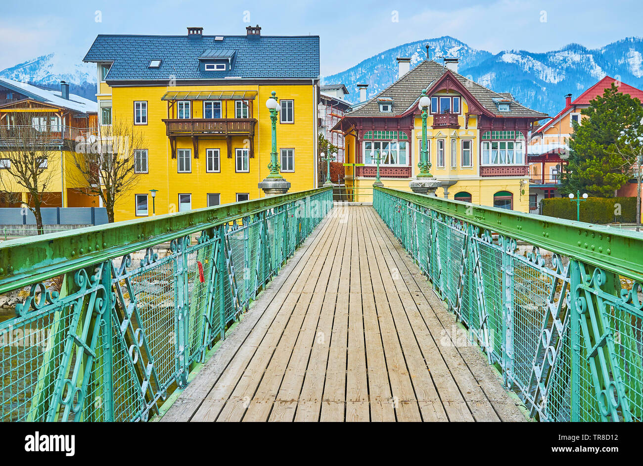 Spaziergang entlang der Taubersteg Fußgängerbrücke, die zur Esplanade Ufer der Traun mit erhaltenen historischen Gehäuse, Bad Ischl, Salzkamm Stockfoto