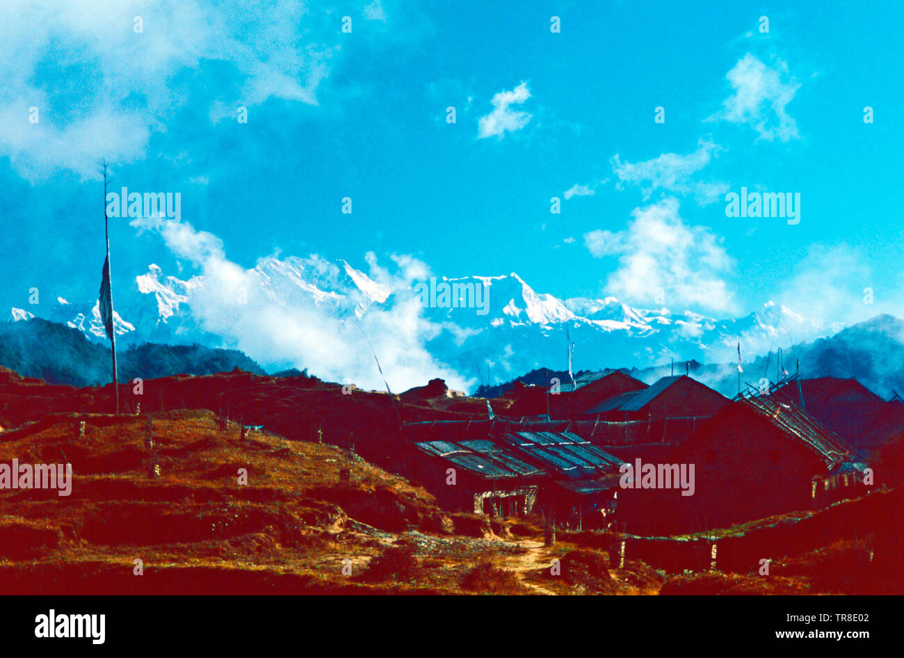 Sherpa Dorf Gupha Pokari und Mt, Kangchenjunga, im östlichen Nepal Stockfoto