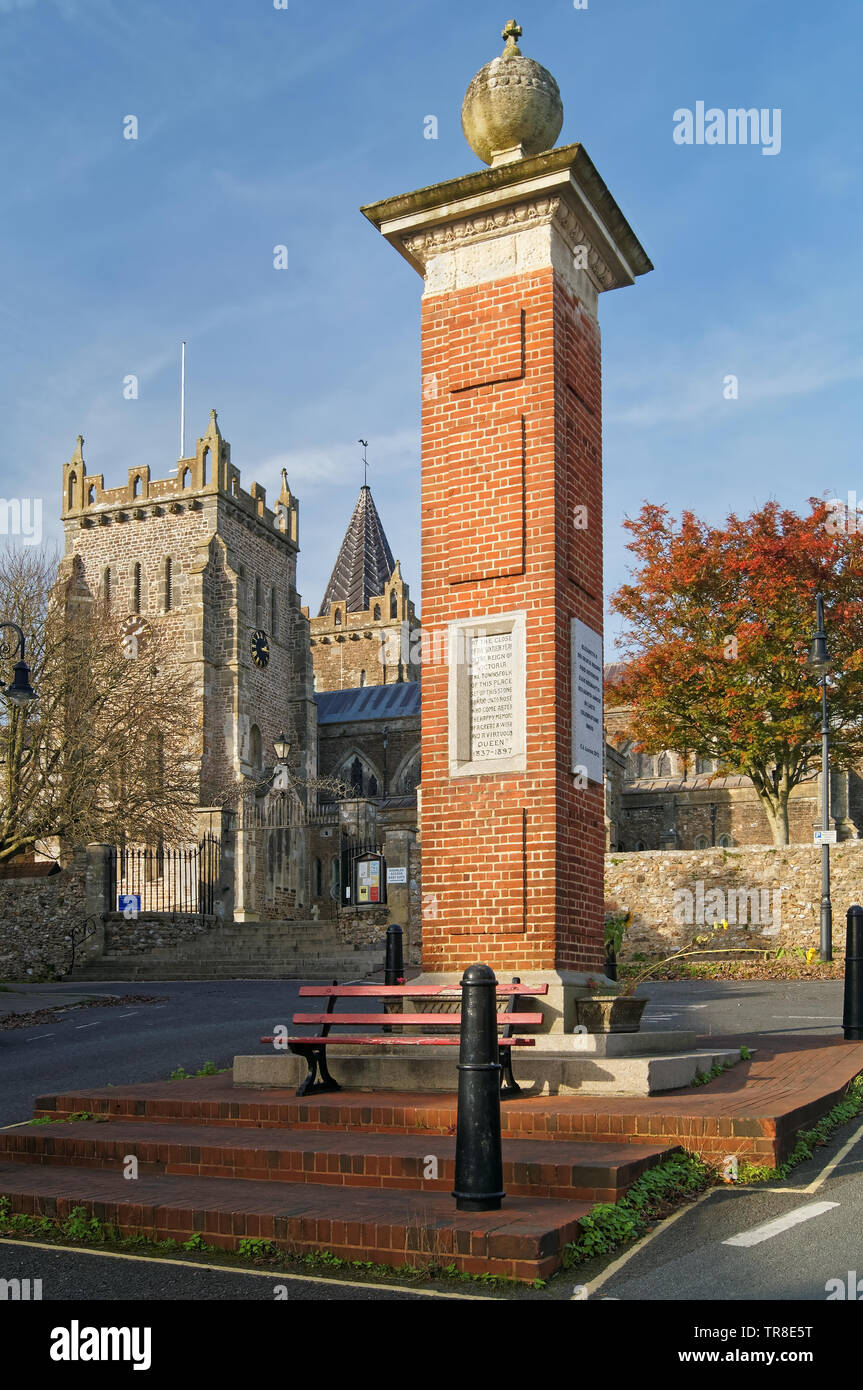 Großbritannien, Devon, Ottery St Mary, St Mary's Church & Queen Victoria Memorial. Stockfoto
