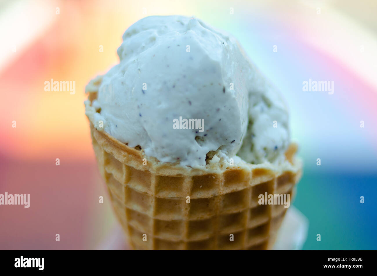 Eine Eiscreme Kegel vor einem Regenbogen bürgersteig an einem heißen Tag in Seattle, WA. Stockfoto