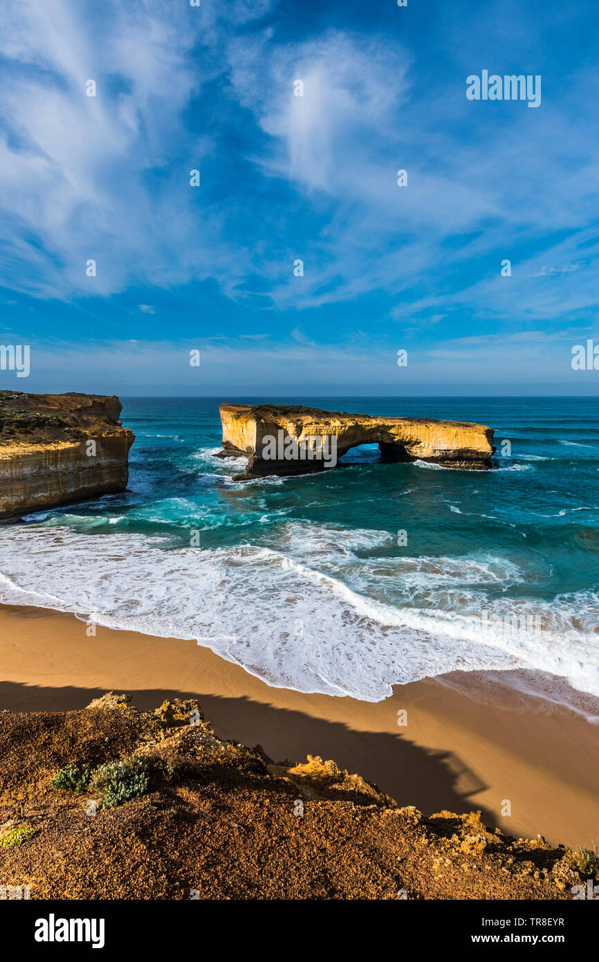 London Arch, Great Ocean Road, Victoria, Australien. Vertikale Stockfoto