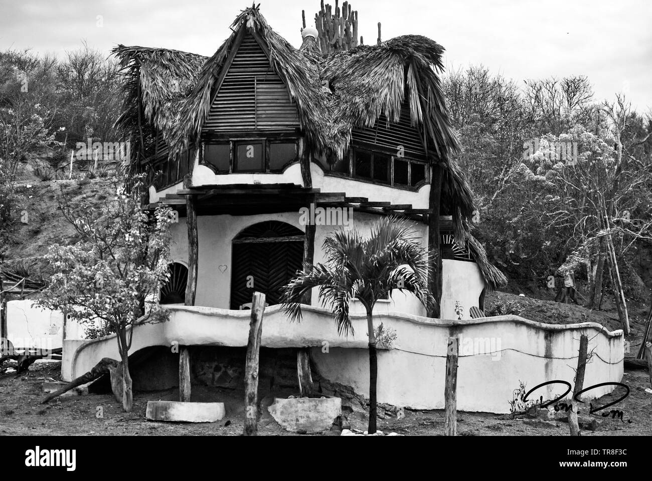 Beach House während einem bewölkten Tag in Schwarz und Weiß. Stockfoto