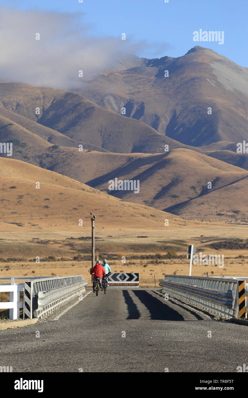 Radfahrer auf Alpen 2 Ocean Cycle Trail, Neuseeland, mit Hintergrund der Ben Ohau Range Stockfoto