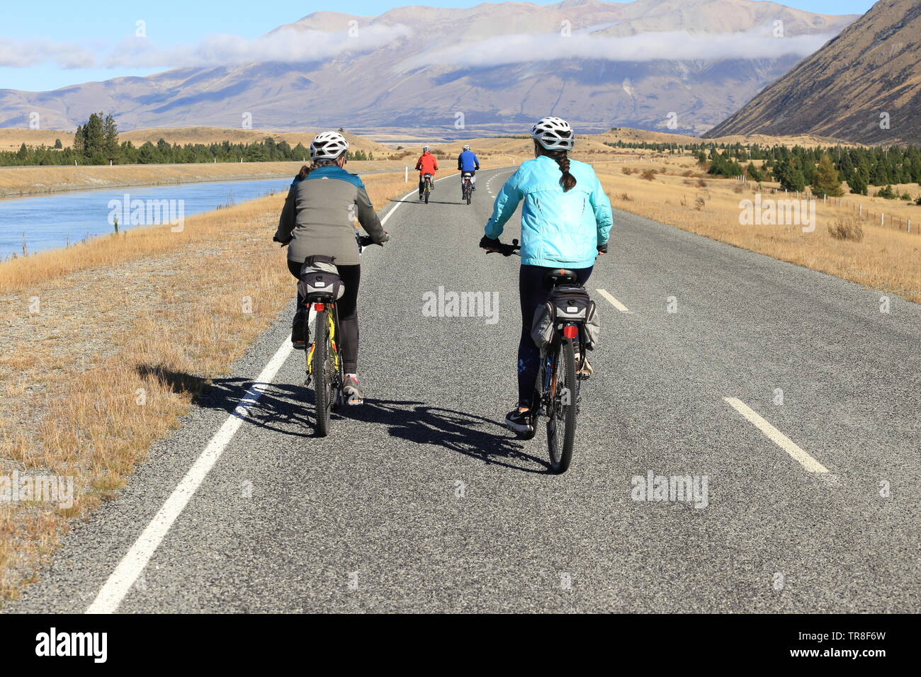 Radfahren durch Pukaki Kanal auf Alpen 2 Ocean Trail, Neuseeland Stockfoto