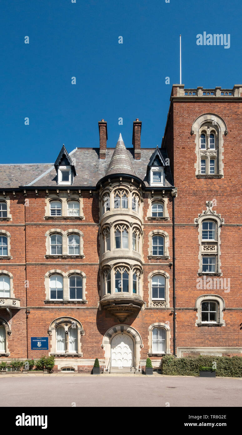 Detail der Erker und den Turm von Malvern St James' Schule, eine private Schule, die ehemaligen Imperial Hotel, gebaut. c 1969. Viktorianische Architektur Stockfoto