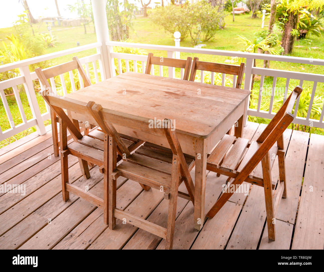 Satz Von Holzernen Tisch Esstisch Und Stuhle Auf Dem Balkon Terrasse Mit Vorgarten Grunen Gras Und Sommer Garten Hintergrund Stockfotografie Alamy