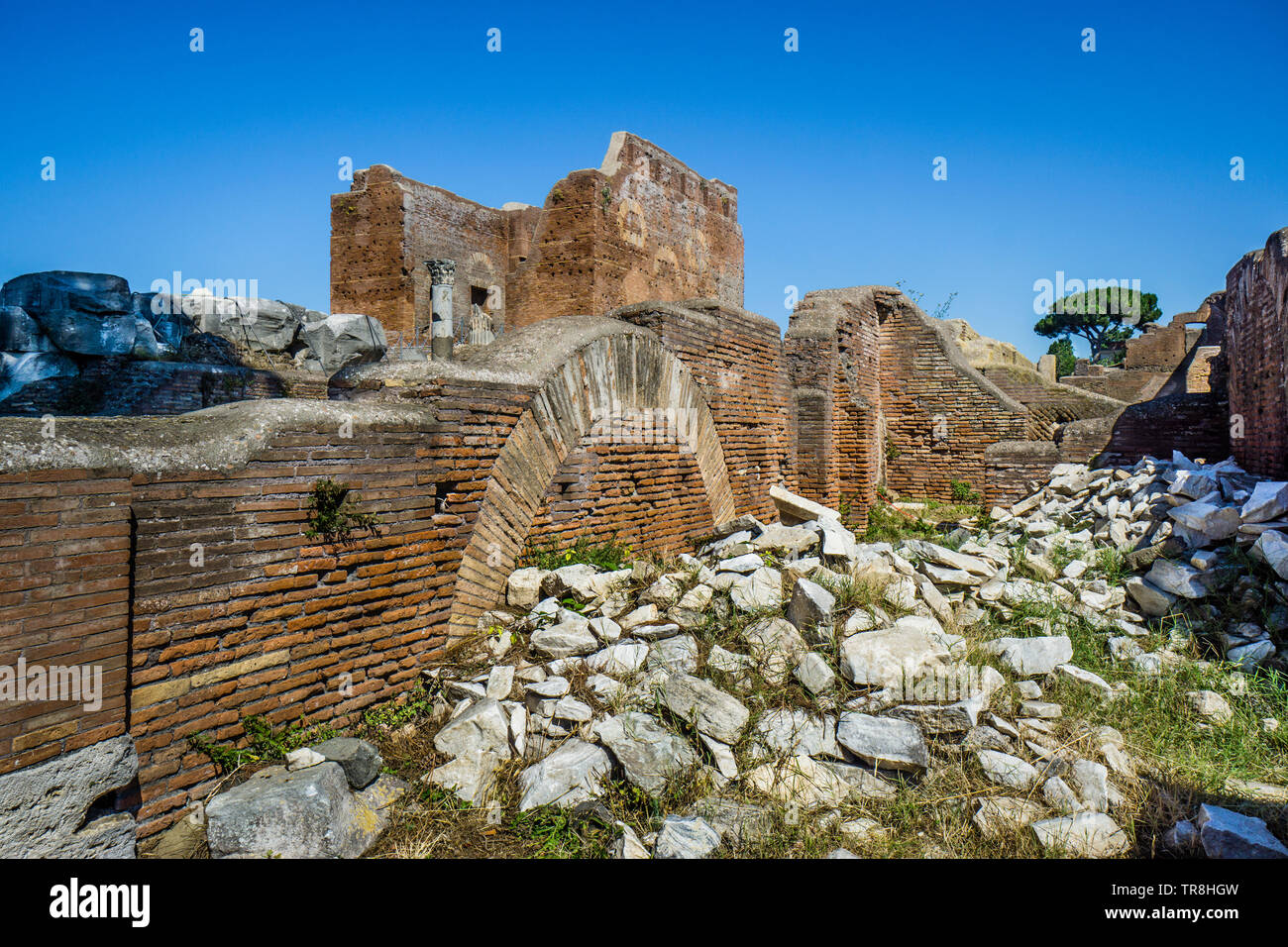 Einblick in die capitolium aus den Ruinen des benachbarten Thermopolium an der archäologischen Stätte der römischen Siedlung von Ostia Antica, die ancie Stockfoto