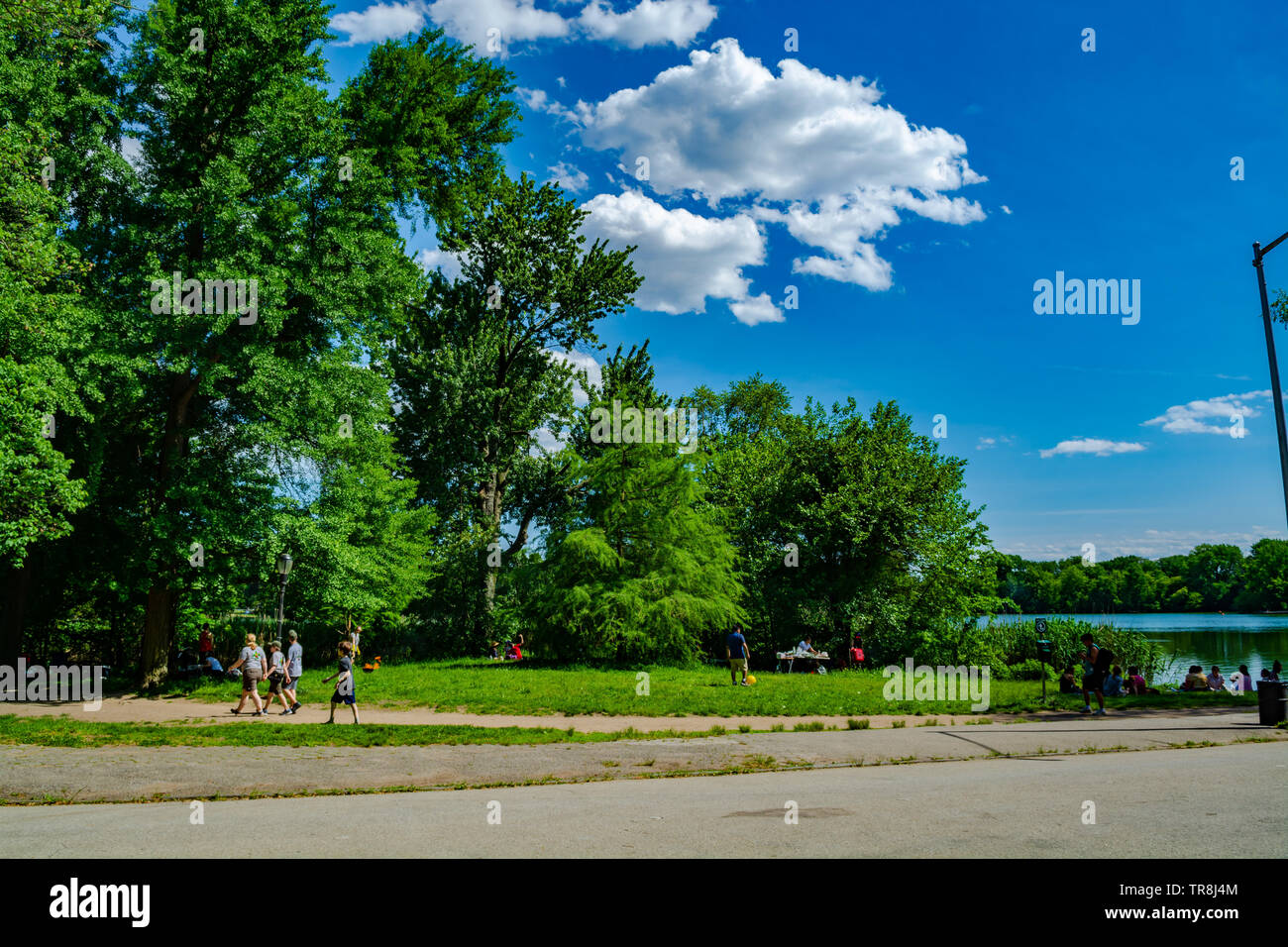 Die Menschen sind zu Fuß durch den Park in einem guten sonnigen Tag Stockfoto