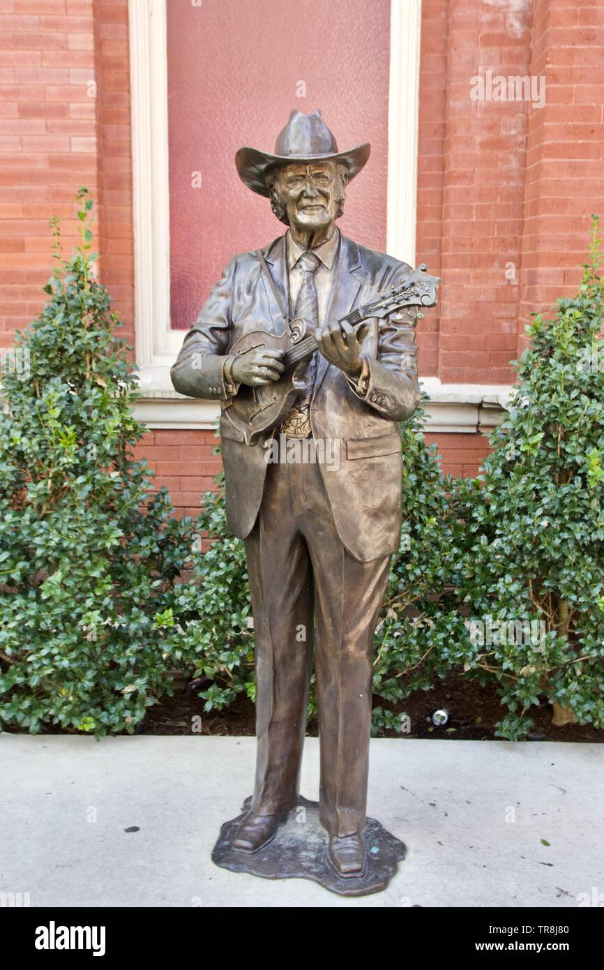 Bill Monroe (der Gründervater der Bluegrass Music) Statue außerhalb des Ryman Auditorium, Nashville, USA Stockfoto