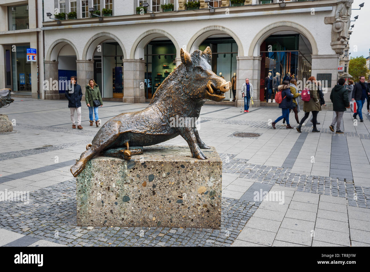 München, Deutschland - 31. Oktober 2018: Bronzestatue von Wildschwein außerhalb der Jagd und Fischerei Museum Stockfoto