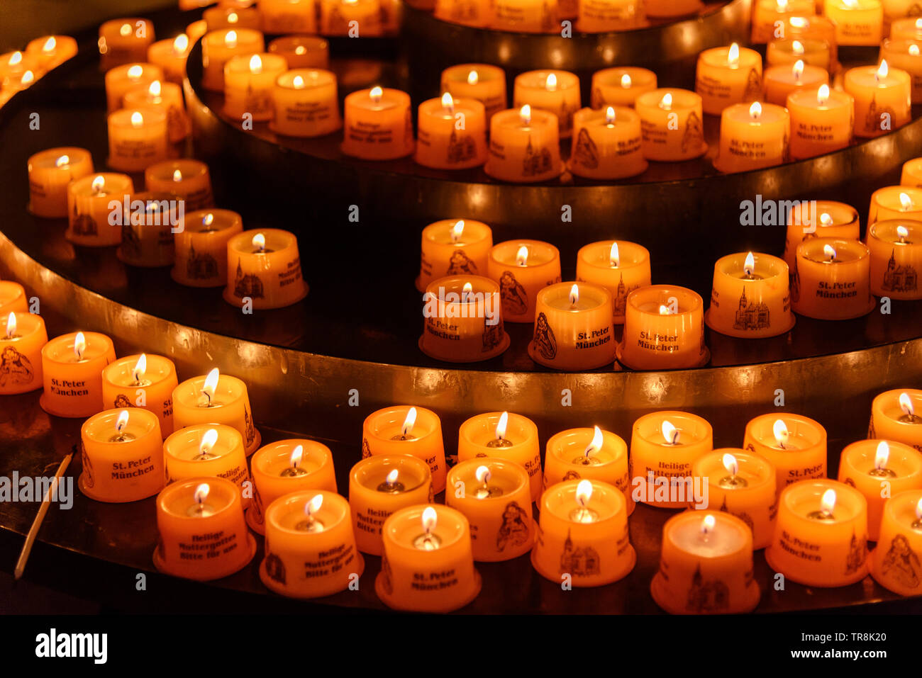 München, Deutschland - 01 November, 2018: Kerzen in der Kirche St. Peter oder Peterskirche in München Stockfoto
