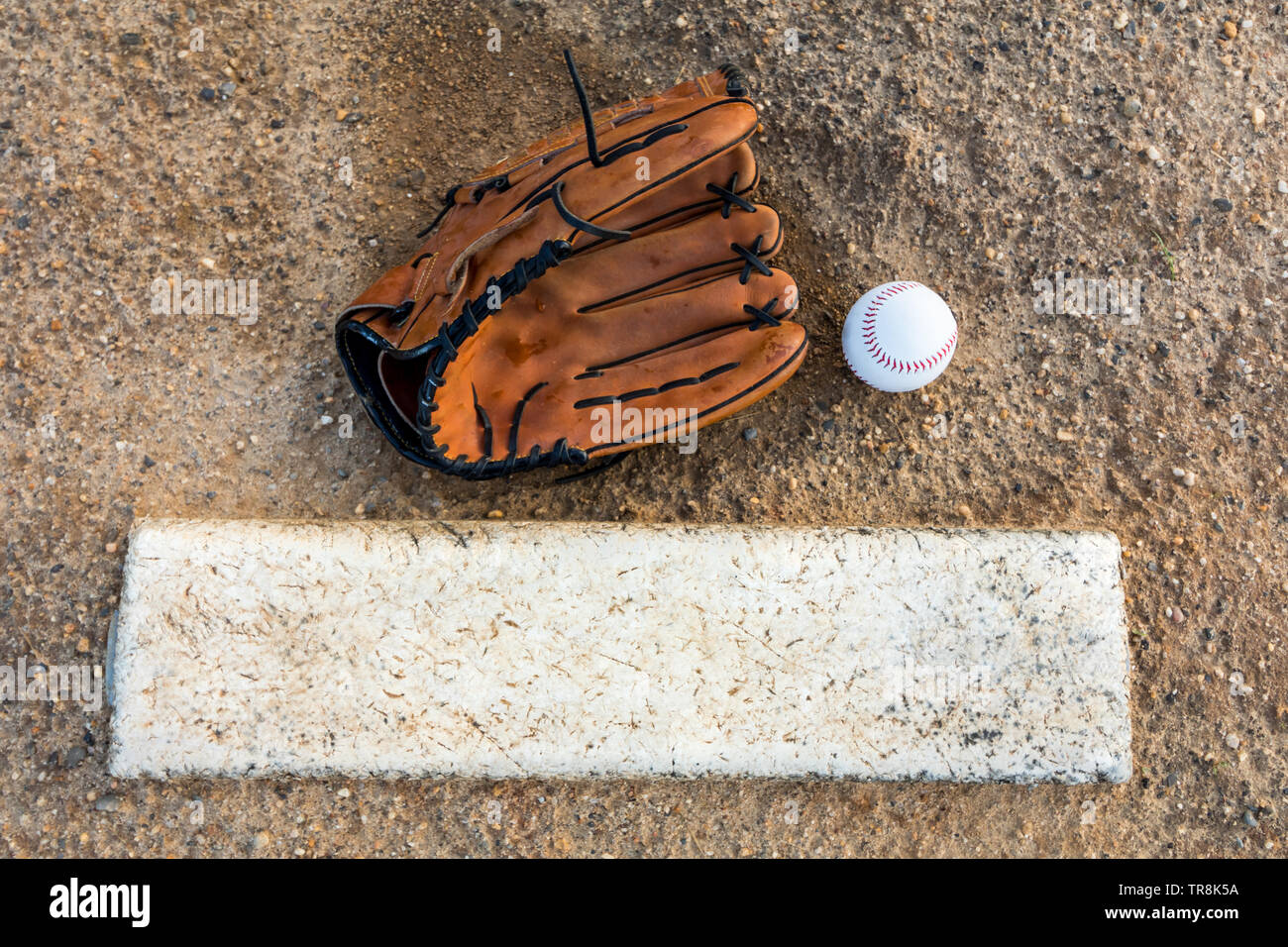 Baseball und Handschuh auf Pitcher's mound Flach Stockfoto