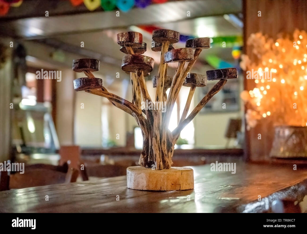 Hand aus Holz Kerzenhalter auf Tisch. Dekoration Kunst Objekte. Stockfoto