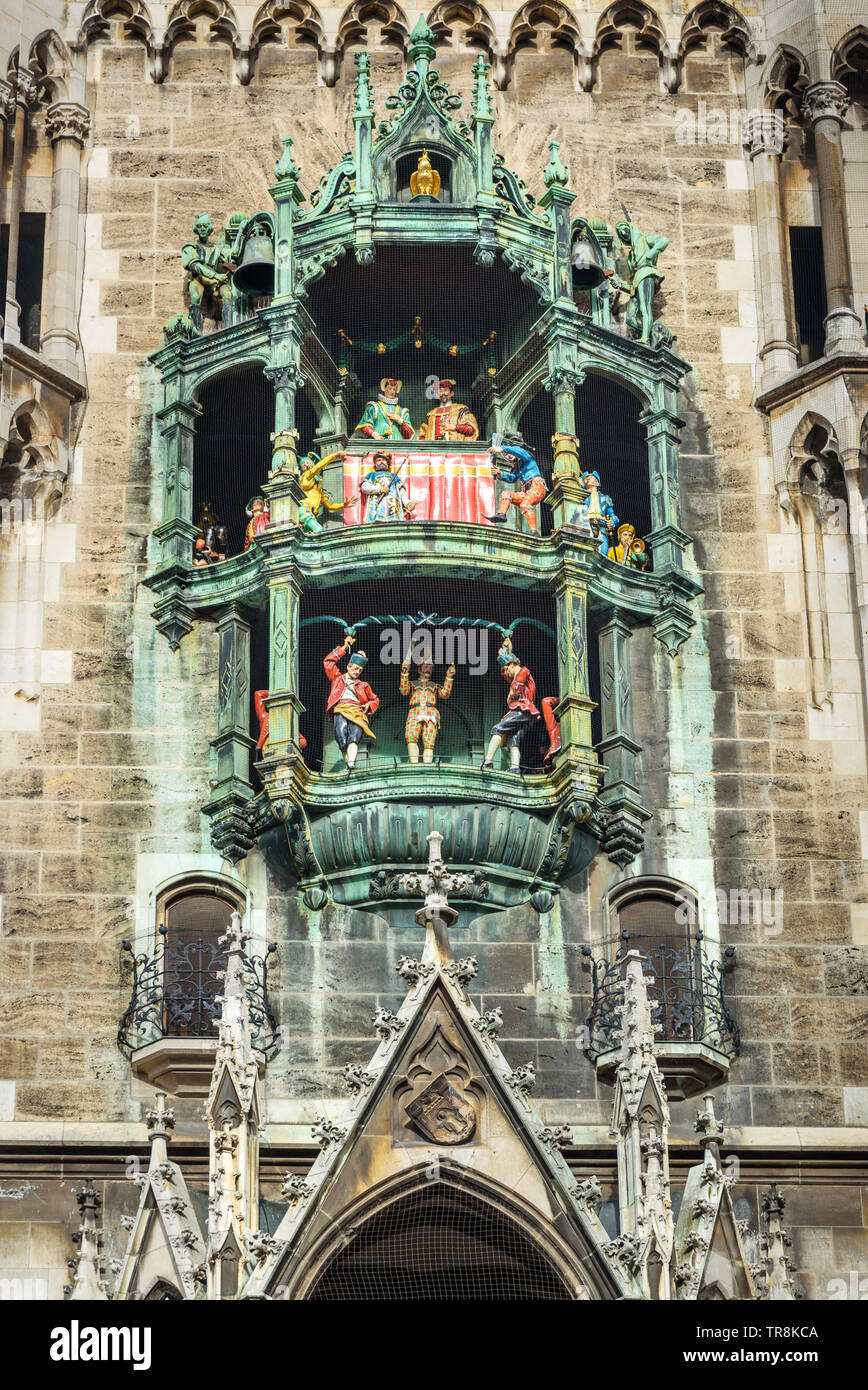 Glockenspiel ist Uhr schlägt der Neue Rathaus, Rathaus am Marienplatz in  München. Deutschland Stockfotografie - Alamy