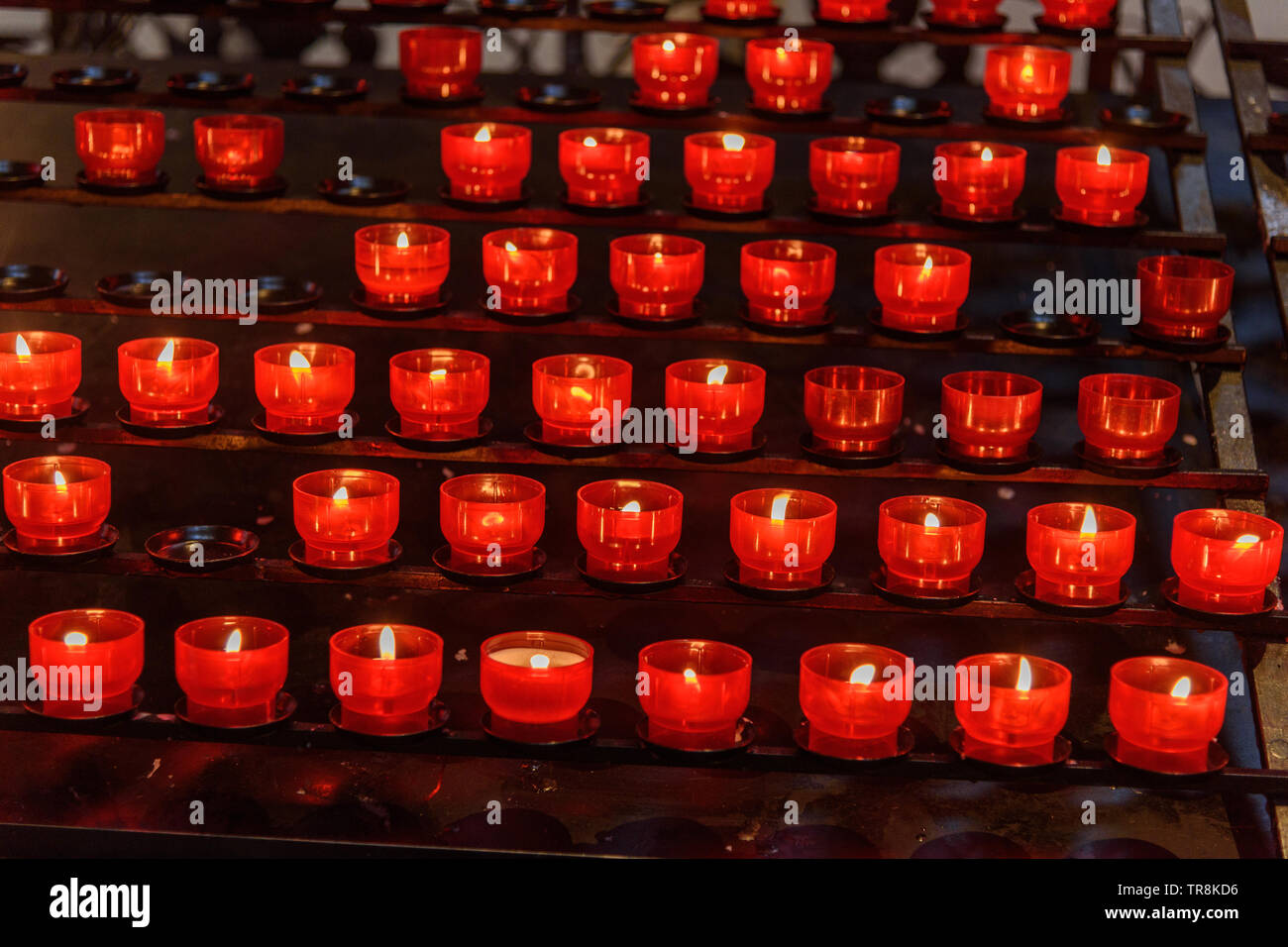 Kerzen in der Theatinerkirche St. Cajetan oder Theatinerkirche in München. Deutschland Stockfoto