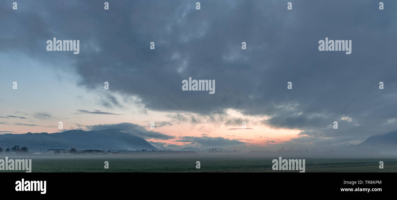 Dramatische Wolken und Himmel über Ackerland Stockfoto